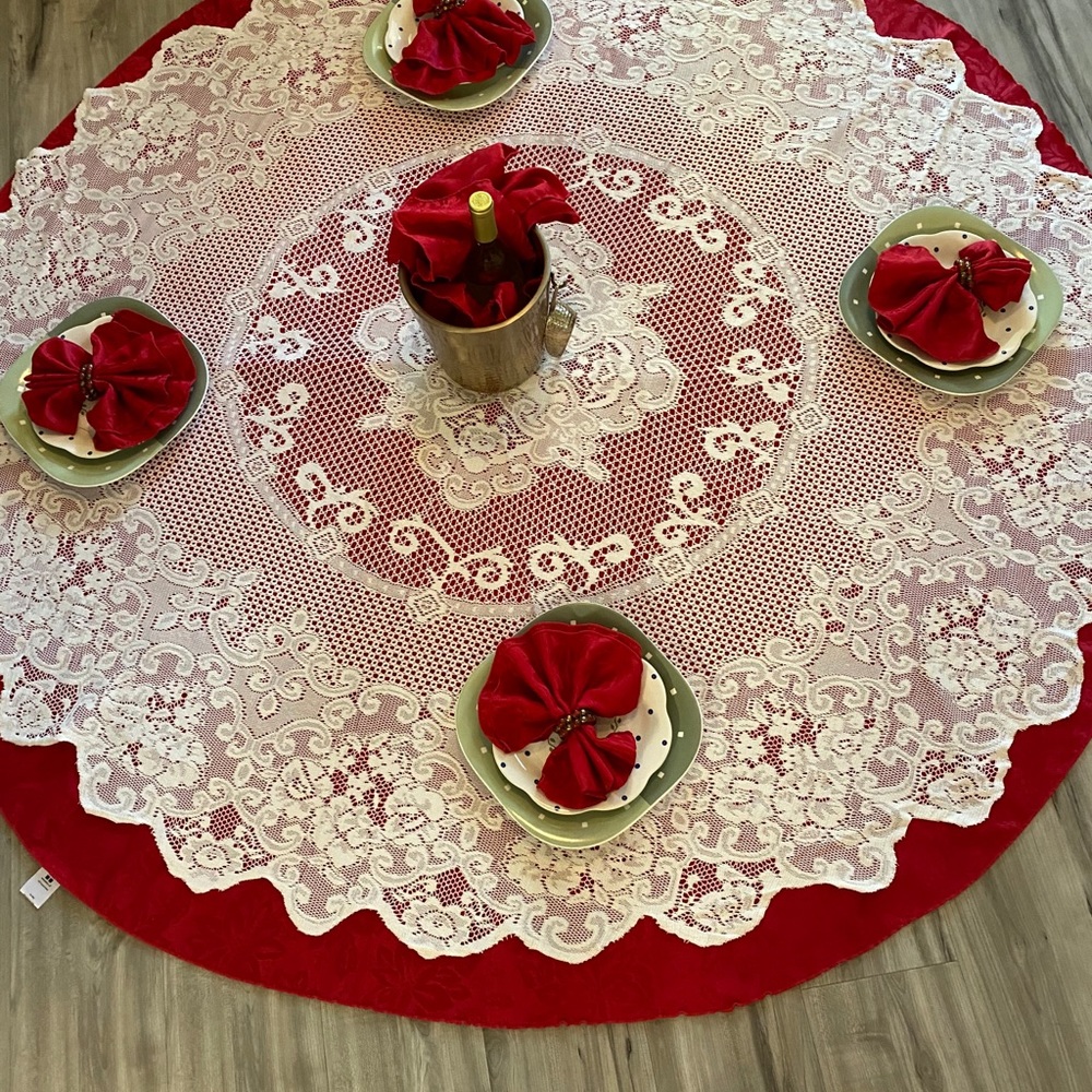🎅 Holiday 🎄 red 70” round tablecloth - Picture 2 of 3